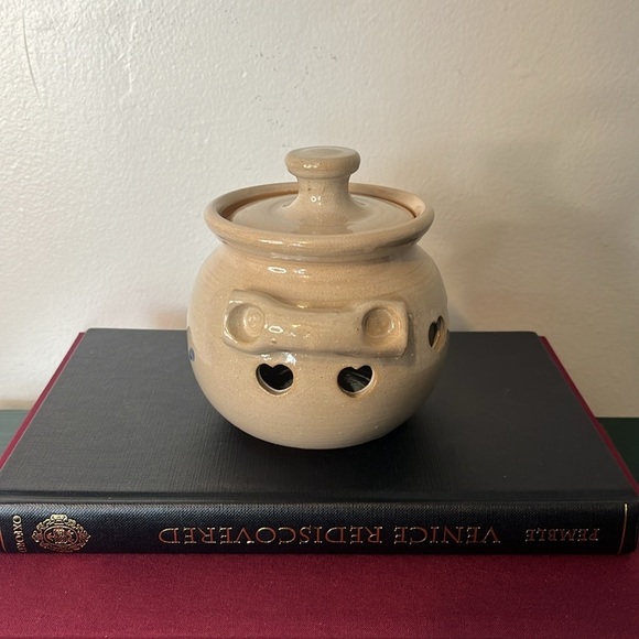 Handmade Stoneware Country Cottage Garlic Keeper w/ Blue Heart Design Signed - Picture 5 of 9